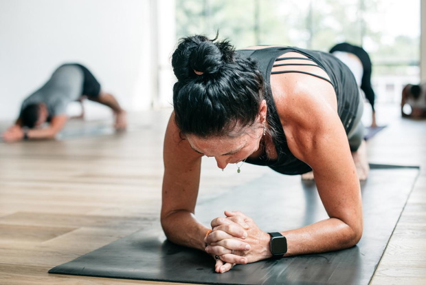 hot-yoga-a-bikram-yoga-2513800-66908de