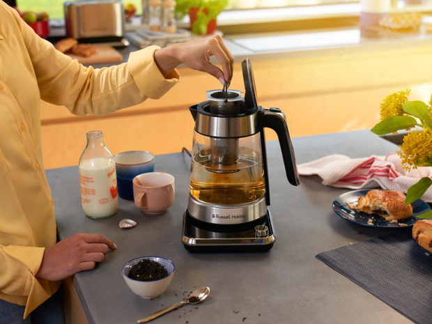q2-2022-26200-70-attentiv-kettle-product-in-use-photography-1-png-2513853-0205edf