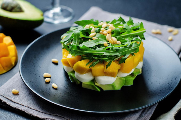 fit-salatka-na-swieta-z-awokado-i-mango-2493352-24e73eb