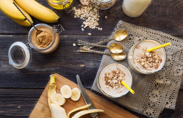 koktajl-bananowy-z-maslem-orzechowym-2494568-94677dc