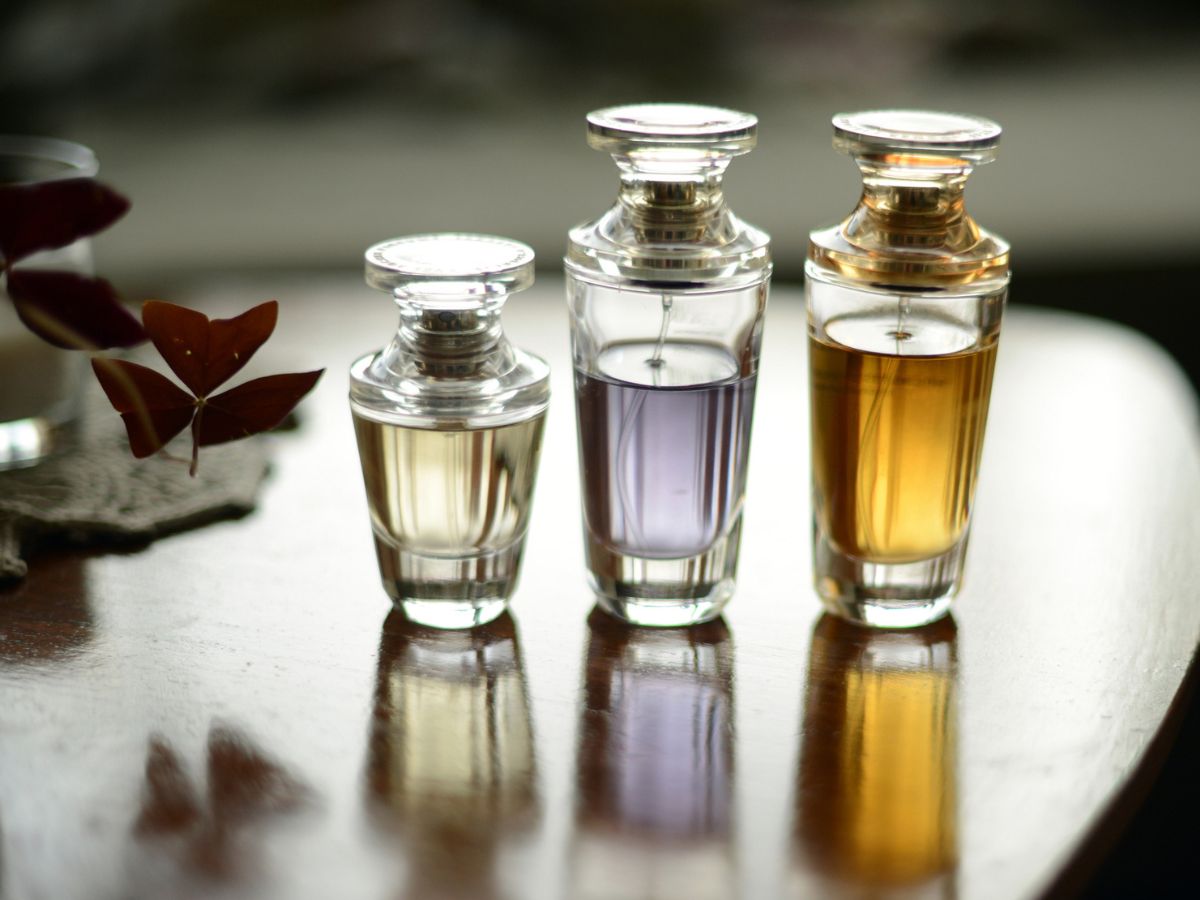 perfumy w ozdobnych flakonach na stoliku