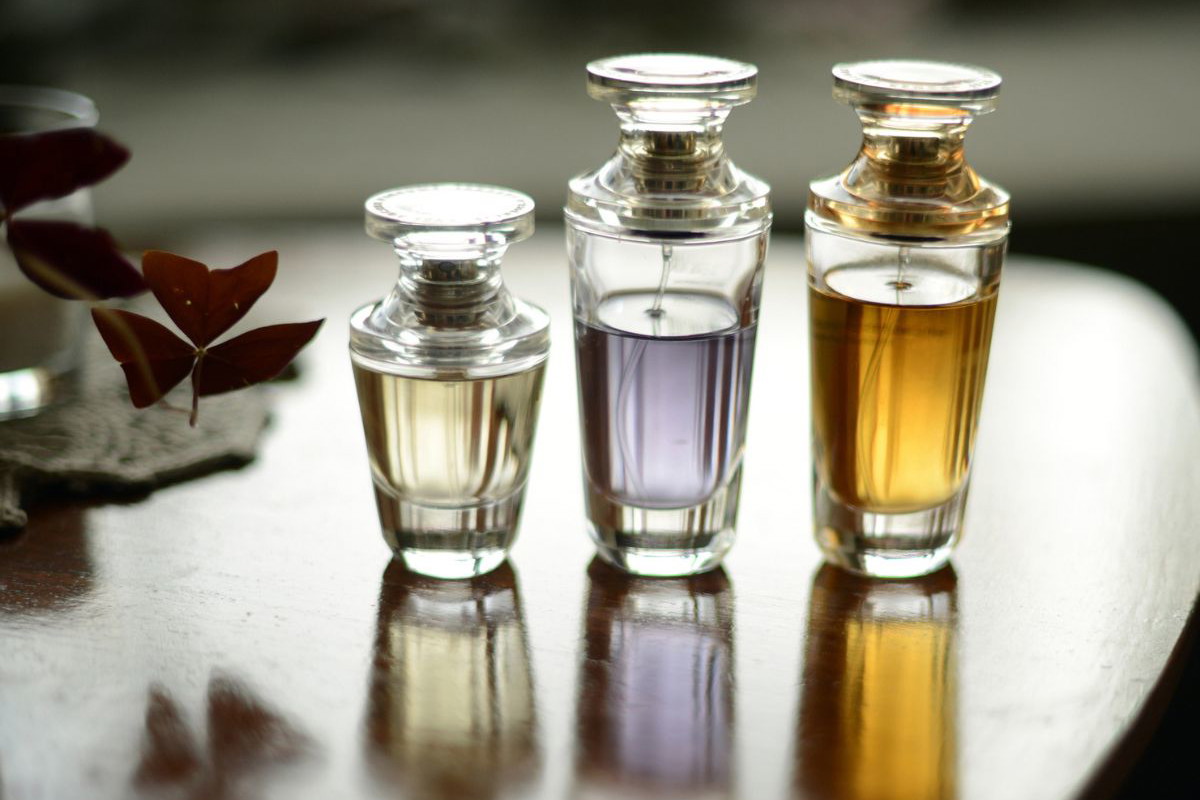 perfumy w ozdobnych flakonach na stoliku