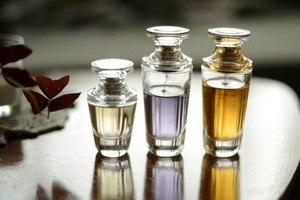 perfumy w ozdobnych flakonach na stoliku