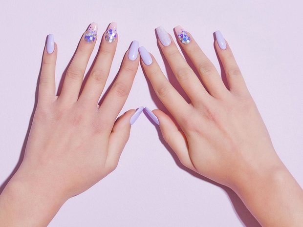 modne-paznokcie-hybrydowe-jesien-zima-2021-2022-blyszczace-2472180-cc7ca9d