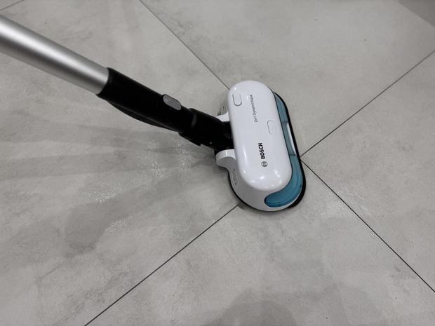 odkurzanie-tapicerki-odkurzaczem-bosch-unlimited-7-prohygienic-aqua-bcs71hyg4-z-nasadka-do-materacow-mattress-nozzle-2515718-8a4e2cc
