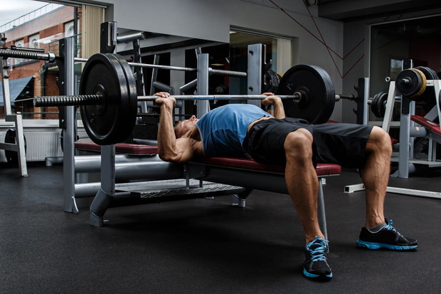 bench-press-jak-zrobic-2516795-17fcf3a