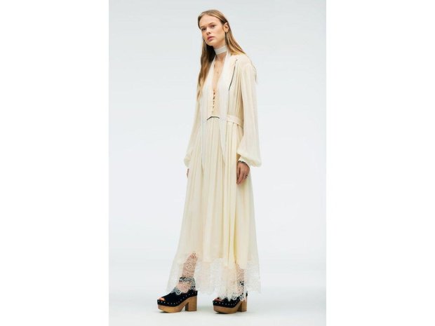 modne-sukienki-na-wiosne-2023-sukienka-maxi-z-koronkowa-wstawka-zara-2496611-86584cb