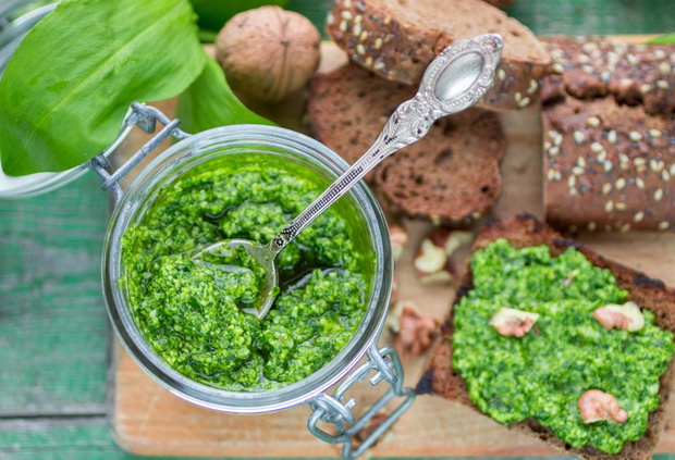 pesto-z-czosnku-niedzwiedziego-z-orzechami-2497173-b9da48c
