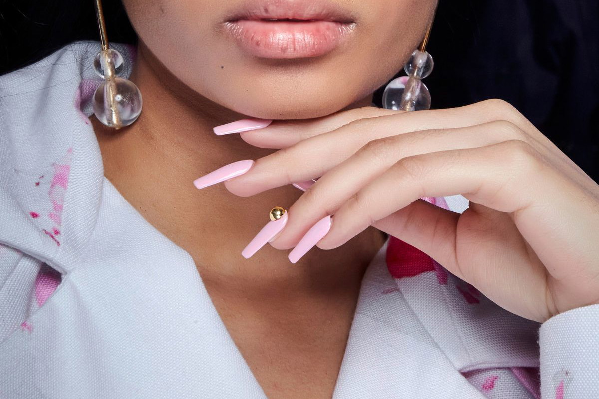 Strawberry milkshake paznokcie - trendy w manicure wiosna-lato 2023
