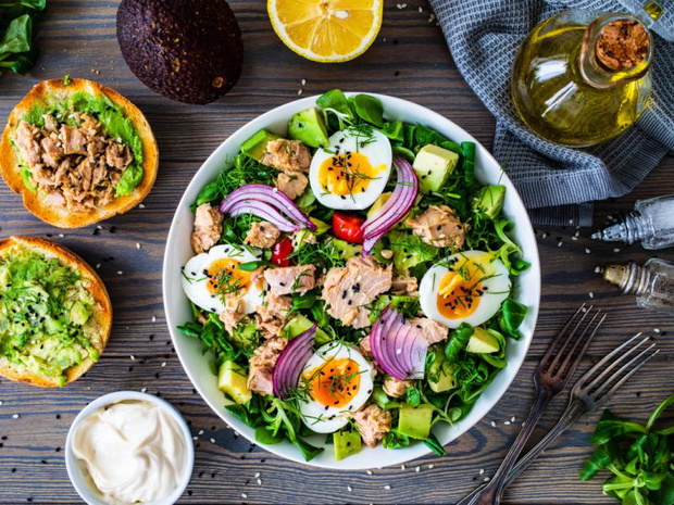 keto-salatka-z-tunczykiem-i-jajkiem-2518127-448a603