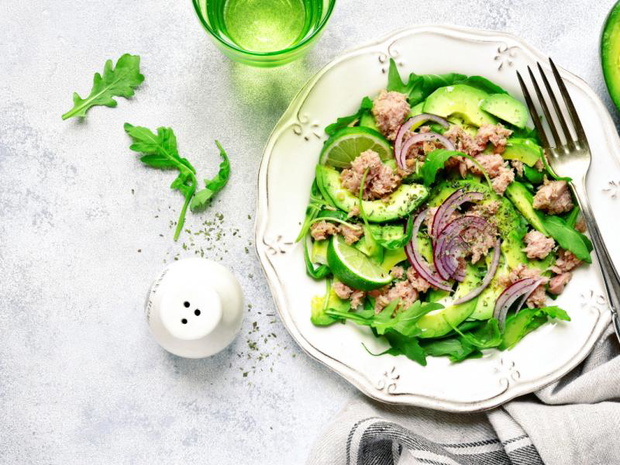 salatka-z-tunczykiem-i-awokado-keto-2518124-8b9d504