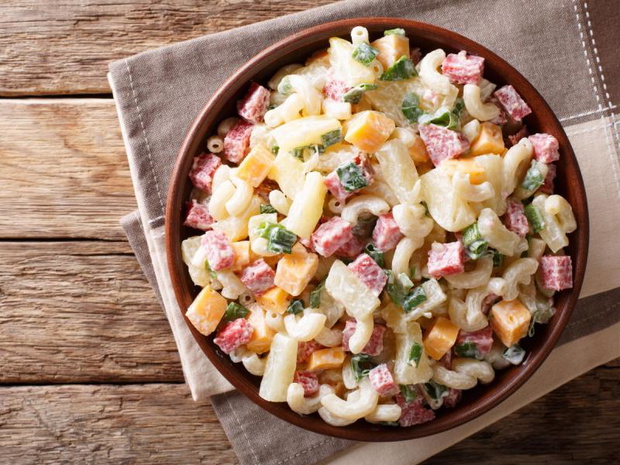 salatka-na-grilla-z-makaronem-kokardki-2498452-56e461b