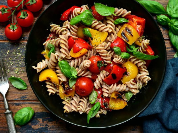 salatka-na-grilla-z-makaronem-i-grillowanymi-warzywami-2498454-f0e5d44