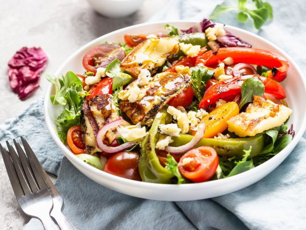salatka-z-makaronem-i-grillowanym-kurczakiem-2498451-72bbe55
