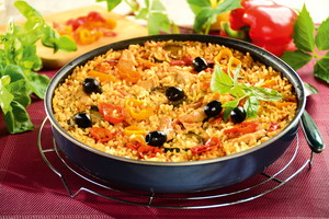 Paella z kurczakiem i warzywami