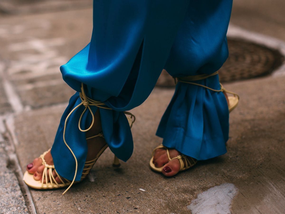 Sandały na obcasie na lato 2023 - trendy sezonu, modne buty damskie