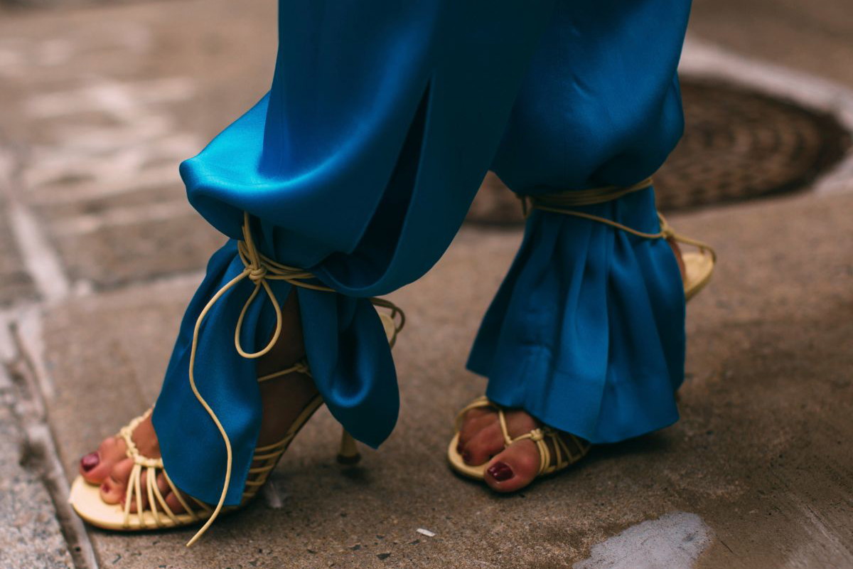 Sandały na obcasie na lato 2023 - trendy sezonu, modne buty damskie