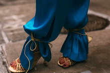 Sandały na obcasie na lato 2023 - trendy sezonu, modne buty damskie