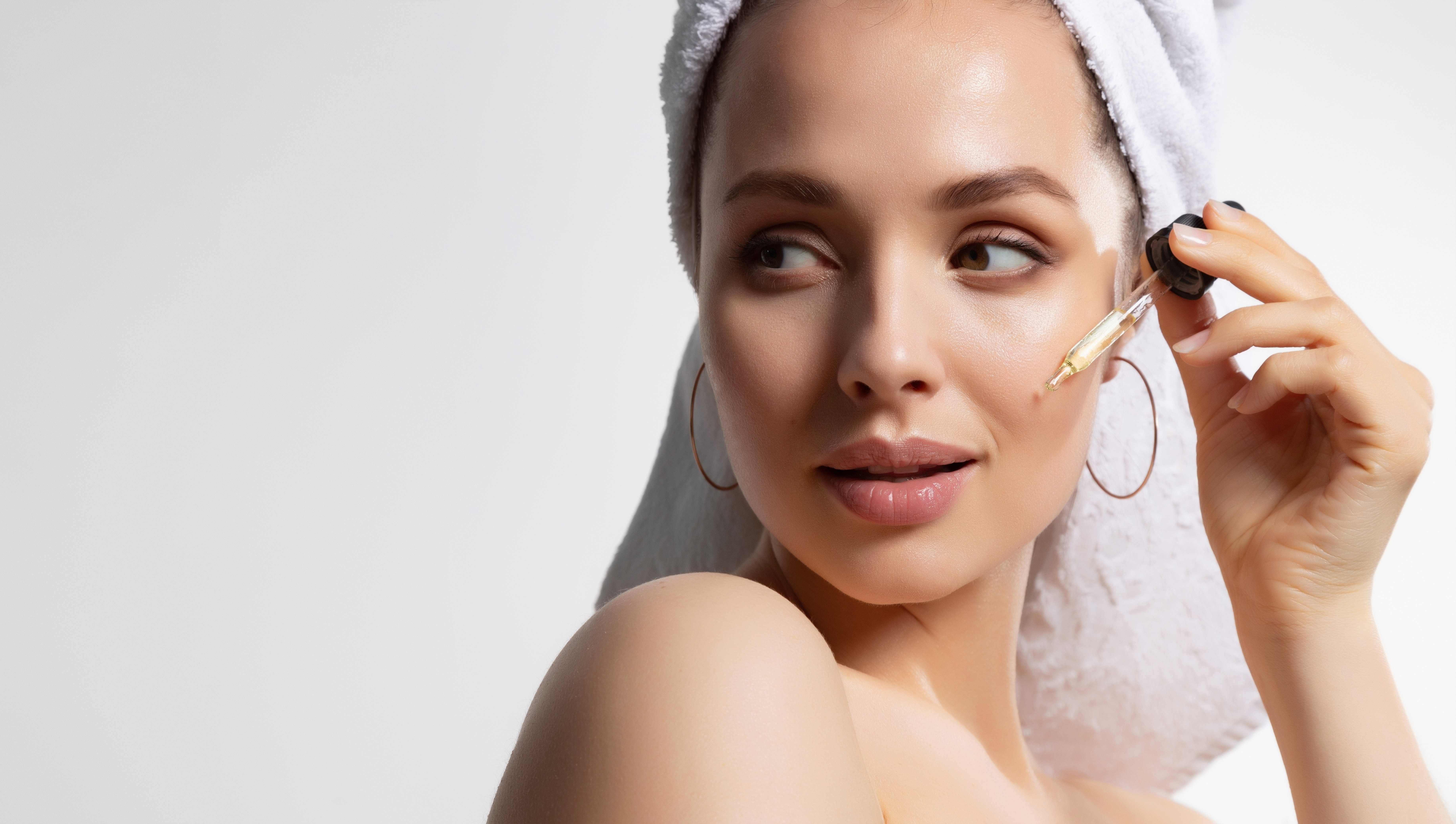 kobieta używająca serum