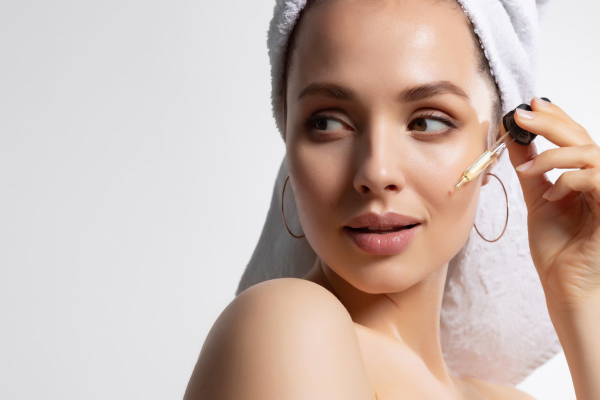 kobieta używająca serum