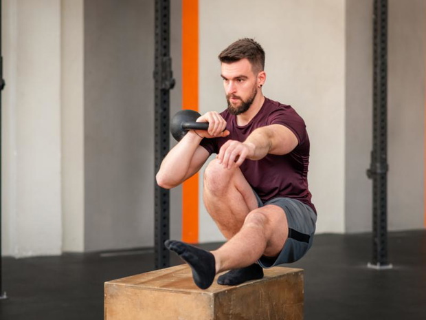 pistol-squat-z-kettlem-2520305-bda290c