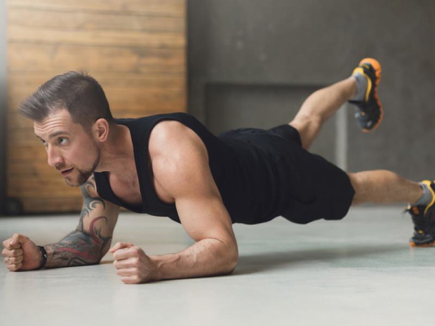 trening-core-dla-biegaczy-plank-z-unoszeniem-nog-2520053-9b1c7f4