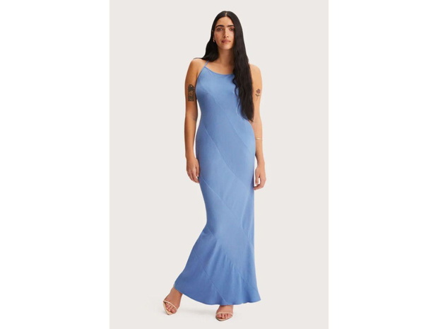dlugie-sukienki-na-lato-2023-elegancka-maxi-sukienka-the-odder-side-2499483-a586e7d
