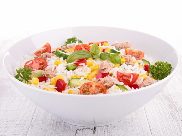 salatka-z-ryzem-basmati-tunczykiem-i-warzywami-2522087-785ca90