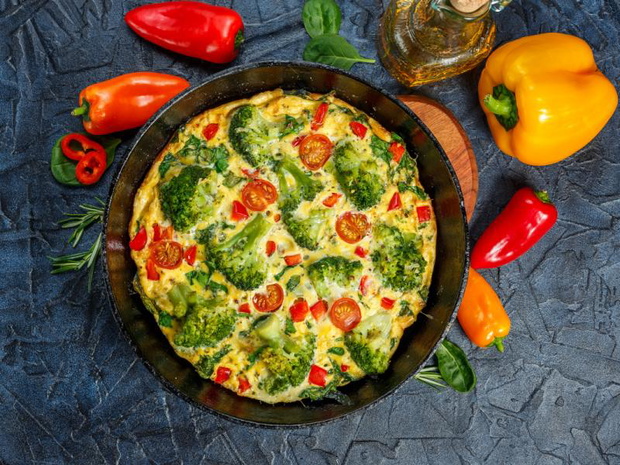 kolacje-bez-chleba-na-szybko-frittata-z-warzywami-2522078-1338645
