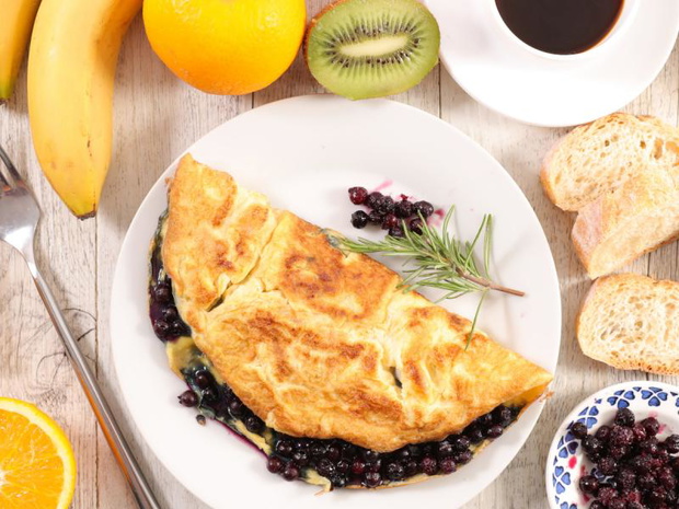 omlet-z-bananem-i-owocami-2522039-92edda0