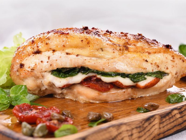 piers-z-kurczaka-z-mozzarella-i-suszonymi-pomidorami-2521945-9784087