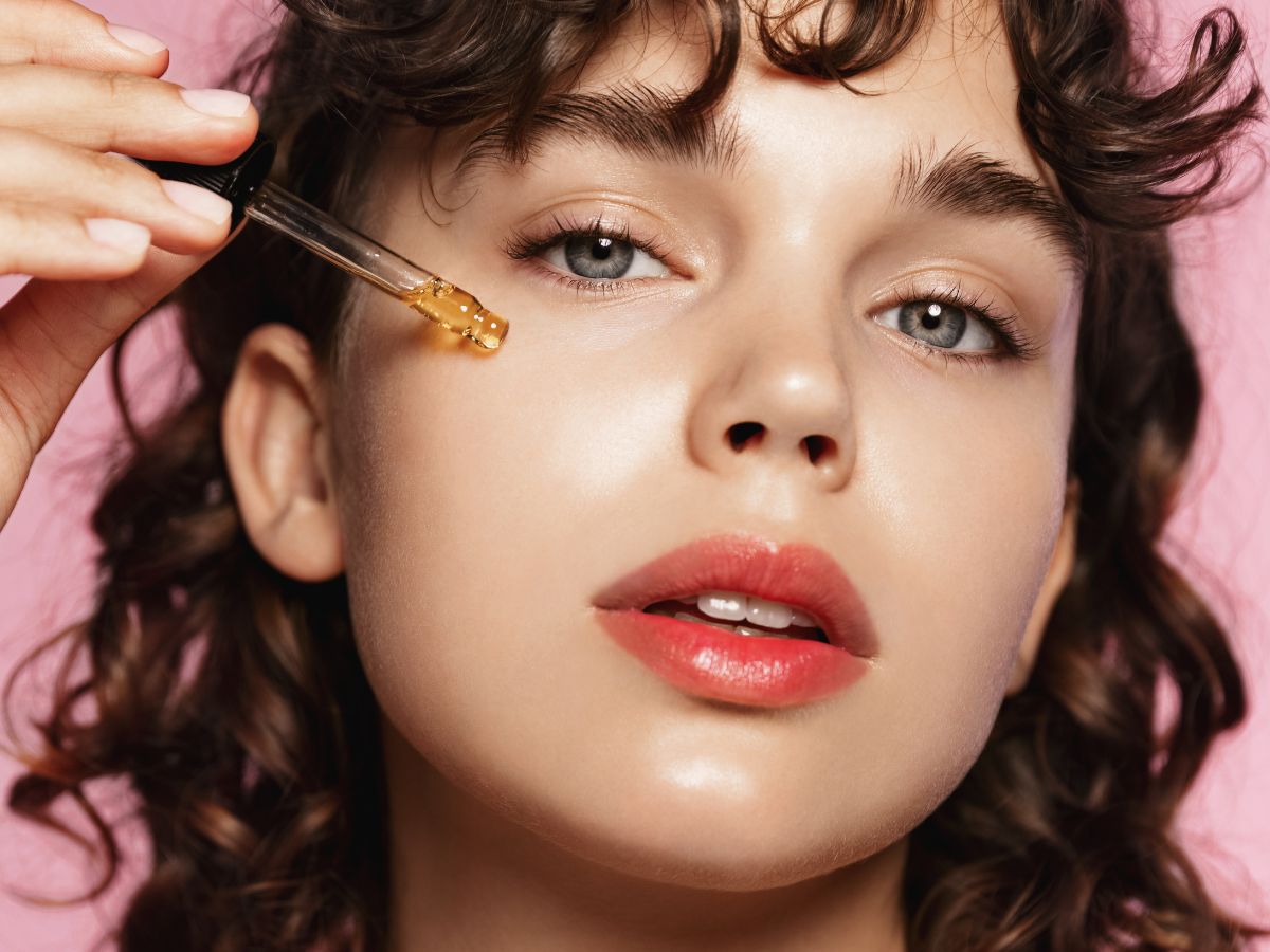 Olejek do masażu twarzy - jaki wybrać? Najlepsze naturalne olejki