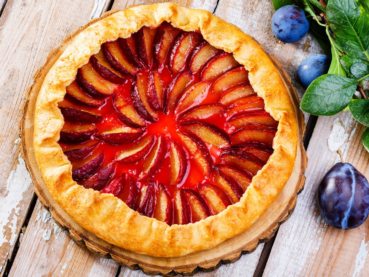 Keto ciasto ze śliwkami