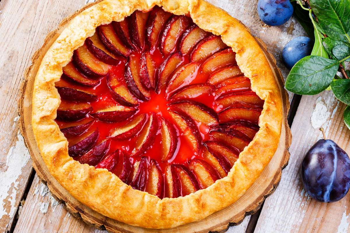 Keto ciasto ze śliwkami