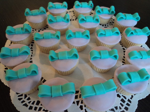 Muffinki i tort z babeczek na weselu