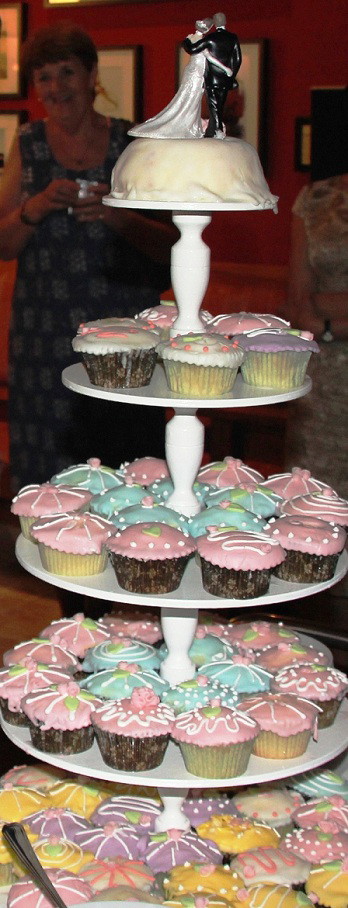 Muffinki i tort z babeczek na weselu