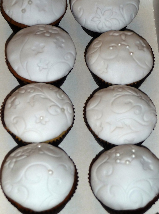 Muffinki i tort z babeczek na weselu