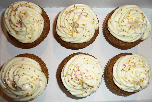 Muffinki i tort z babeczek na weselu