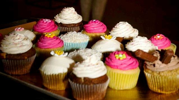 Muffinki i tort z babeczek na weselu