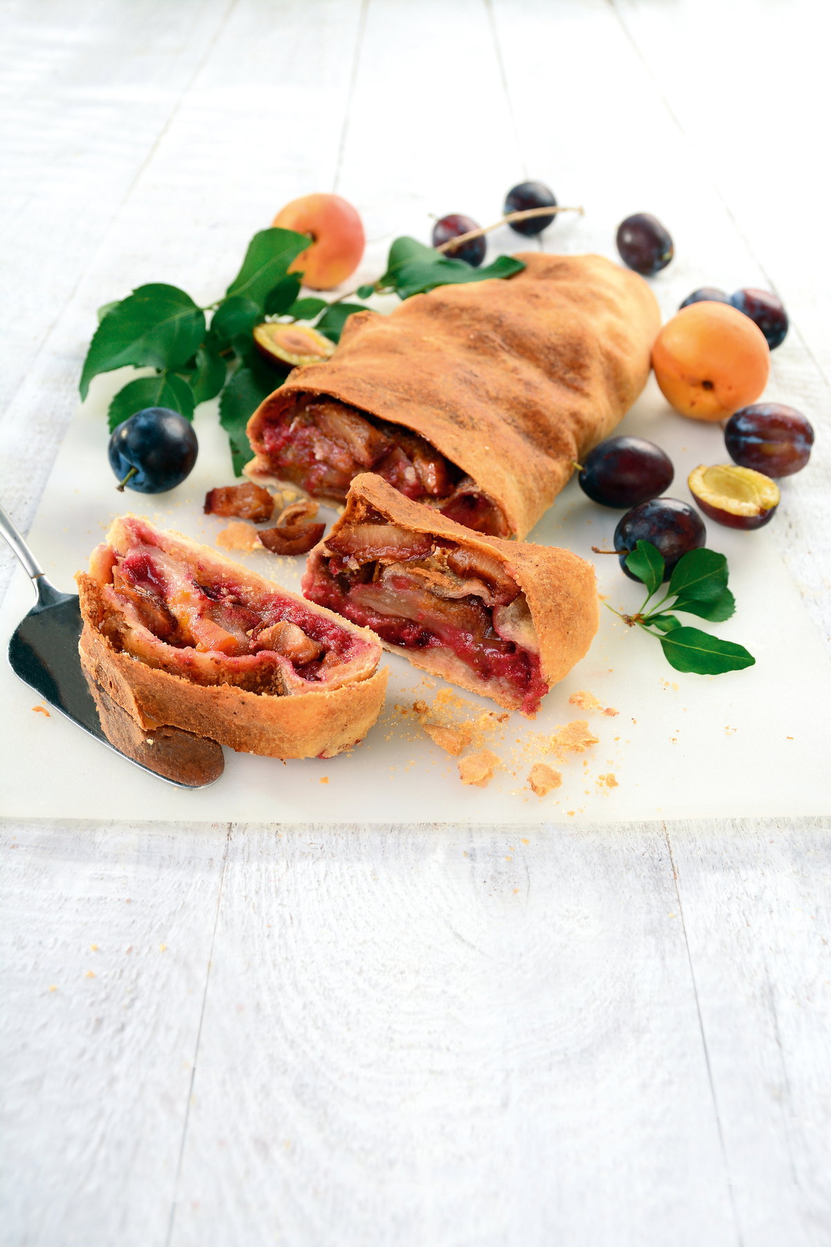 Strudel z węgierkami i morelami