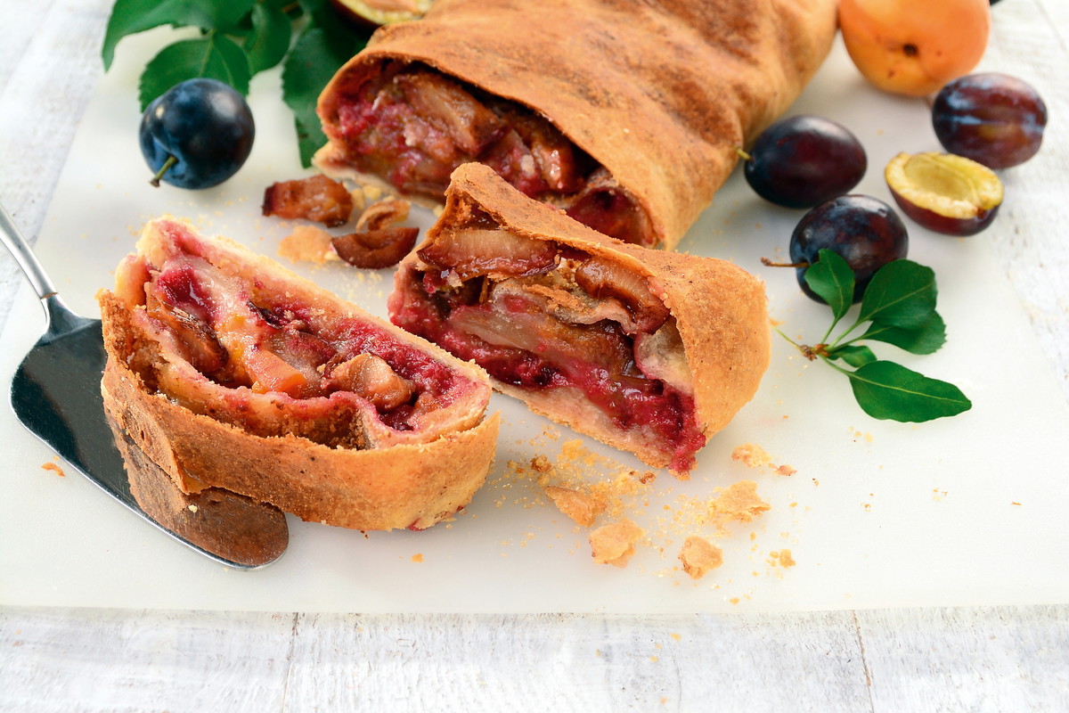 Strudel z węgierkami i morelami