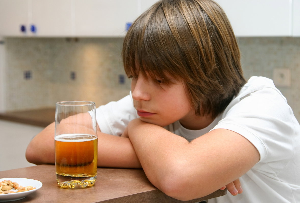 dziecko z alkoholem