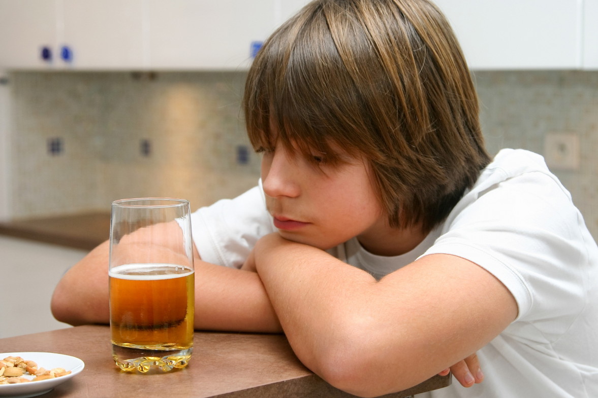 dziecko z alkoholem