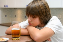 dziecko z alkoholem