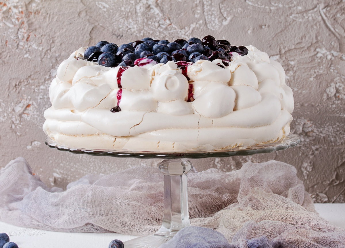 tort bezowy z owocami