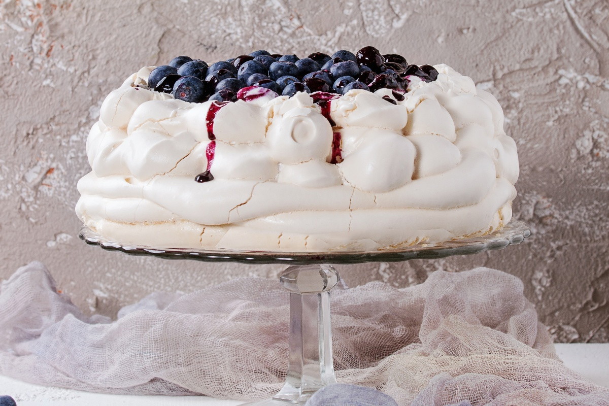tort bezowy z owocami