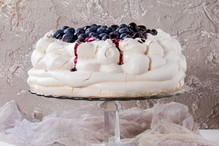 tort bezowy z owocami