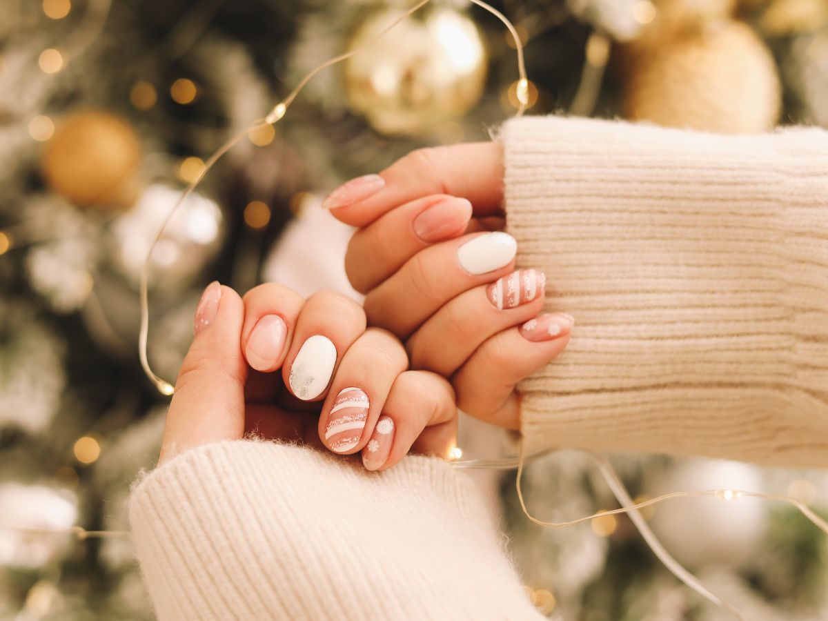 Paznokcie świąteczne 2023: łatwe i modne pomysły na świąteczny manicure. Inspiracje