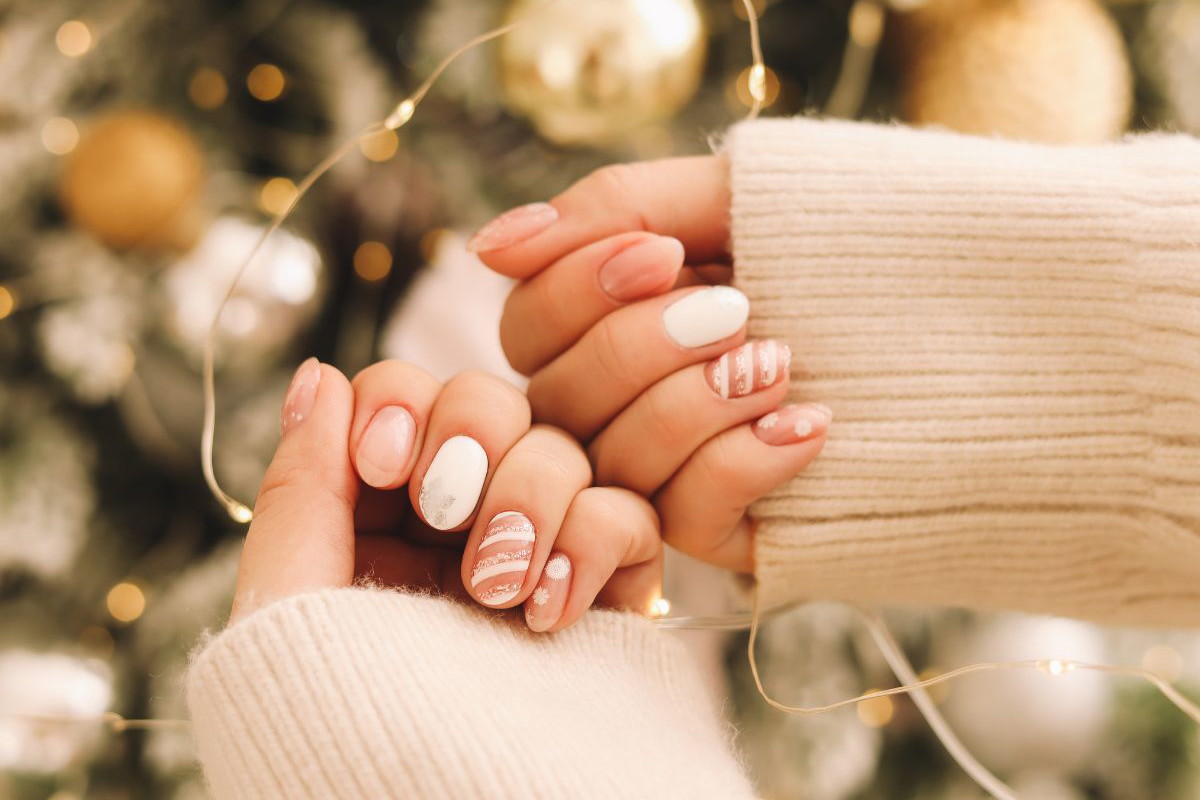 Paznokcie świąteczne 2023: łatwe i modne pomysły na świąteczny manicure. Inspiracje