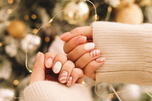 Paznokcie świąteczne 2023: łatwe i modne pomysły na świąteczny manicure. Inspiracje